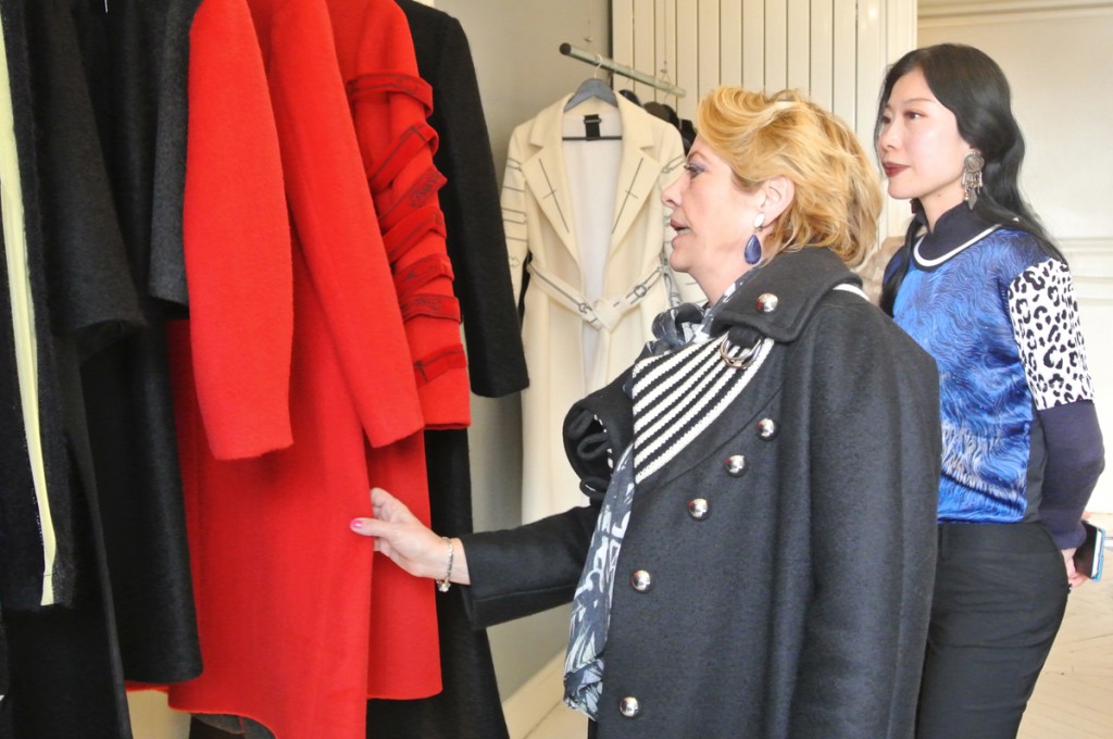 法国高级时装公会总秘书长Sylvie Zawadzki在赵倩女士陪同下参观China In Paris Showroom
