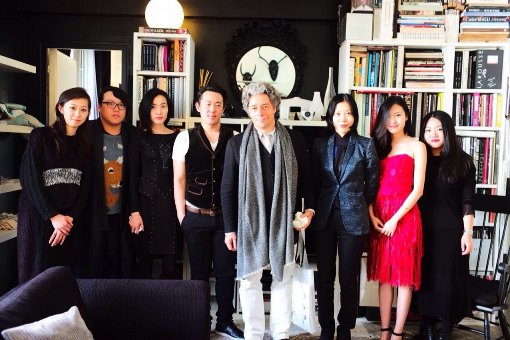 法国高级时装公会（巴黎时装周主办方）新任执行总裁Stéphane Wargnier在驻华代表赵倩女士的陪同下亲临China In Paris Showroom并与中国设计师合影